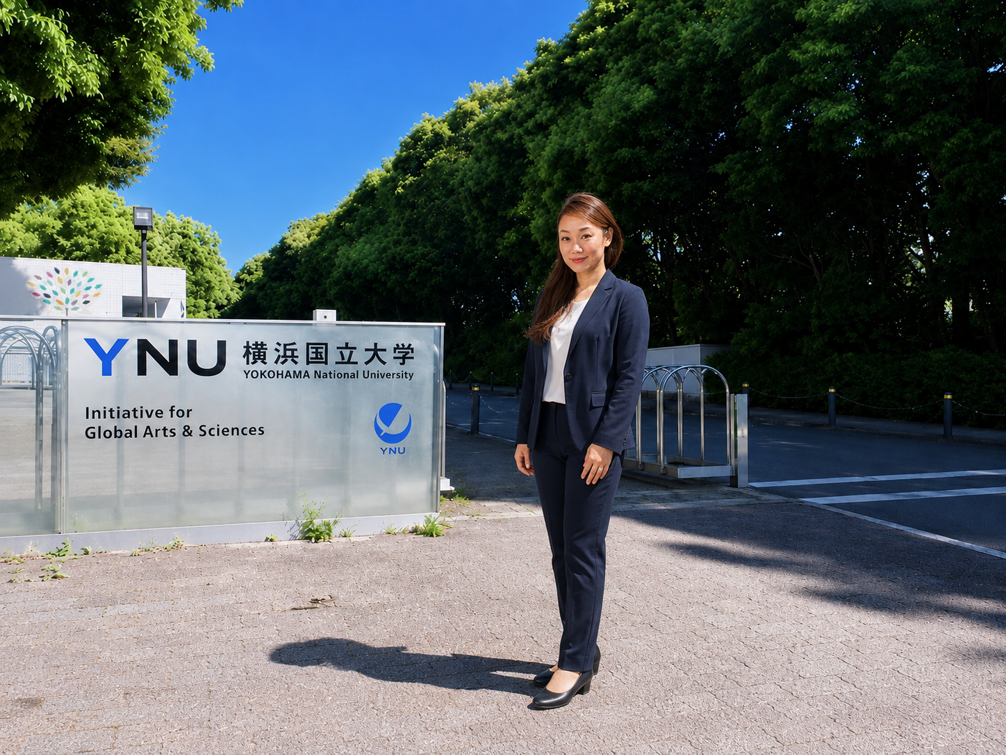 横浜国立大学正門と石原美惠子を組み合わせた研究発表記念ビジュアル